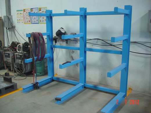 螺杆输送机在货架上组装和储存缩略图